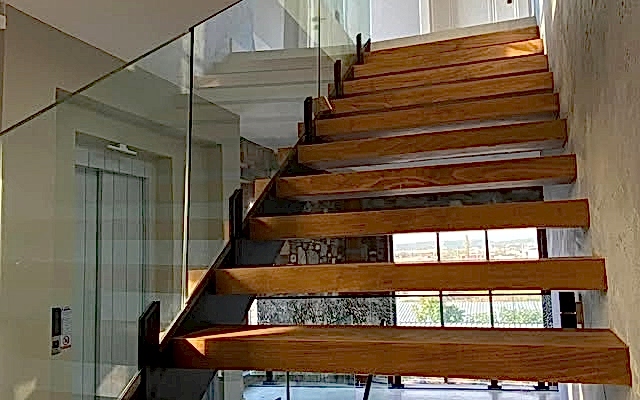 İzmir Cam Korkuluklu Merdiven Fiyatları & Modelleri 2026