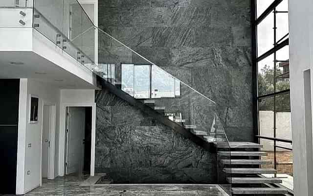 İzmir Dubleks Evler İçin Merdiven Çözümleri: Estetik, Güvenlik ve Fiyat Analizi